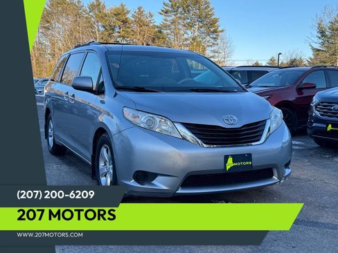 Used 2012 Toyota Sienna LE w/ Towing Pkg image 1