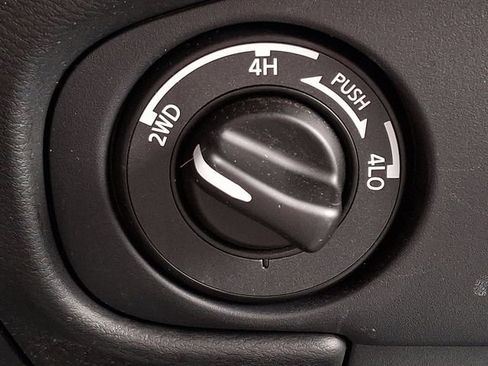 Used 2024 Nissan Frontier SV image 22