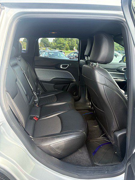Used 2025 Jeep Compass Latitude AWD/4WD image 12