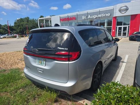 Used 2023 Chrysler Pacifica Touring-L w/ S Appearance Package FWD image 4