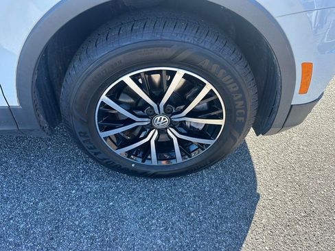 Used 2021 Volkswagen Tiguan SE w/ Panoramic Sunroof Package image 4
