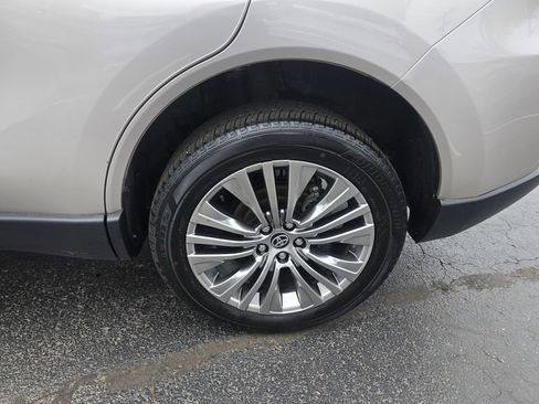 Used 2024 Toyota Venza XLE AWD/4WD image 4