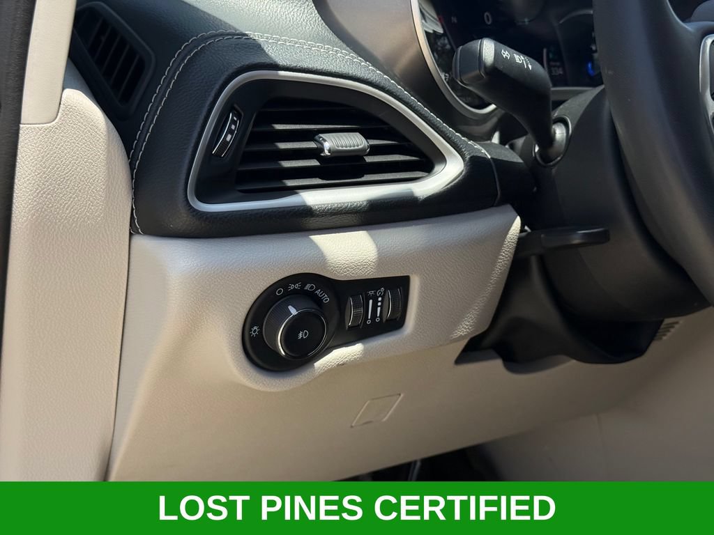 Used 2023 Chrysler Pacifica Touring-L FWD image 8
