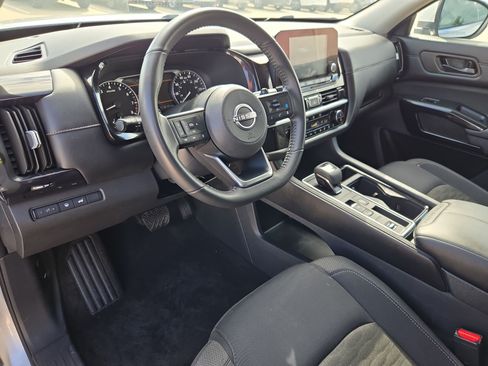 Used 2025 Nissan Pathfinder SV FWD image 13