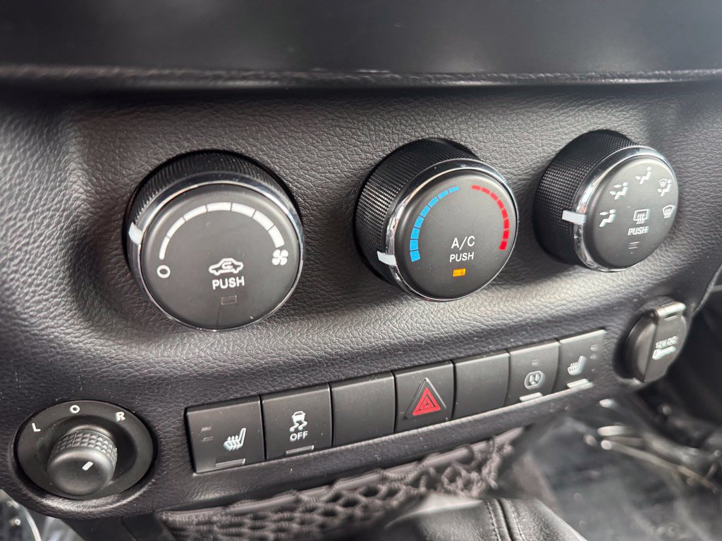 Used 2015 Jeep Wrangler Unlimited Rubicon AWD/4WD image 9