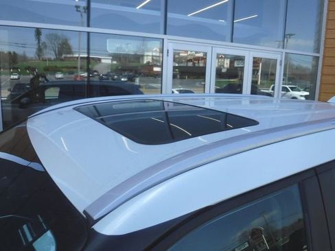 Used 2023 Toyota Highlander XLE image 3