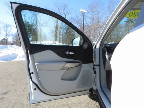 Used 2020 Jeep Cherokee Latitude Plus w/ Cold Weather Group image 9