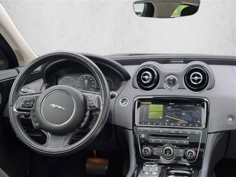 Used 2019 Jaguar XJ R-Sport RWD image 25