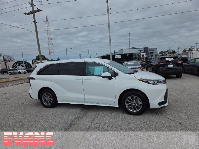 Certified 2025 Toyota Sienna LE FWD image 2