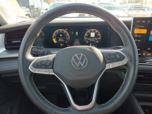 Certified 2025 Volkswagen Tiguan SE image 18