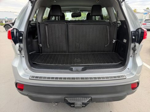 Used 2017 Toyota Highlander Plus FWD image 16