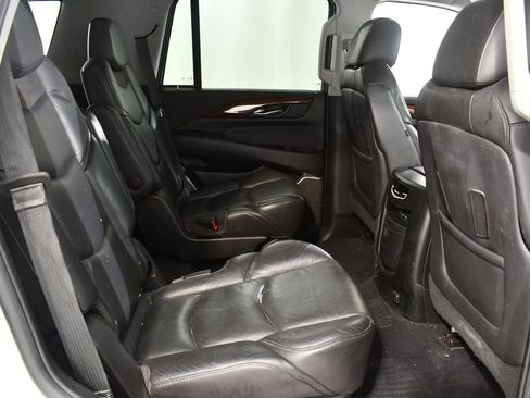 Used 2018 Cadillac Escalade Luxury AWD/4WD image 19
