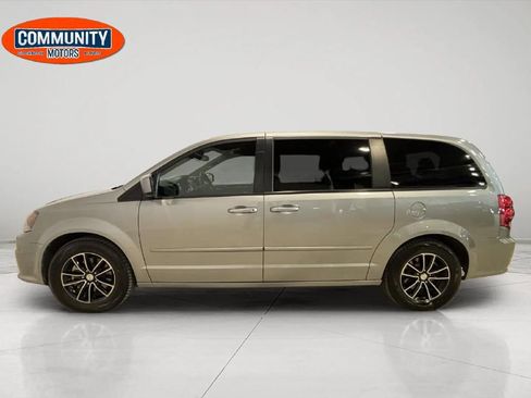 Used 2016 Dodge Grand Caravan SE image 2