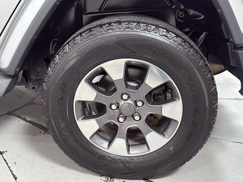 Used 2019 Jeep Wrangler Unlimited Sahara image 23