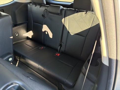 Used 2023 Toyota Highlander L image 17