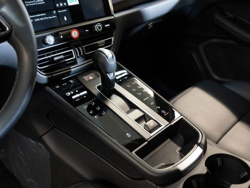 Certified 2026 Porsche Macan AWD/4WD image 22
