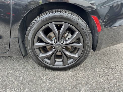 Used 2019 Chrysler Pacifica Touring-L Plus w/ Advanced Safetytec Group FWD image 9