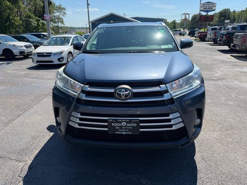 Used 2019 Toyota Highlander XLE AWD/4WD image 2