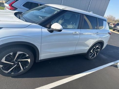 Used 2022 Mitsubishi Outlander ES image 3