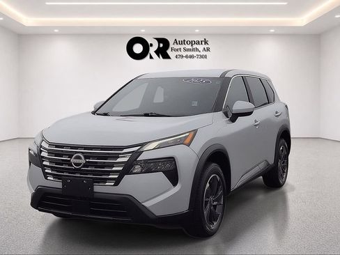 Used 2025 Nissan Rogue SV FWD image 2