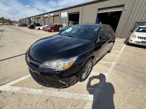Used 2016 Toyota Camry SE image 4