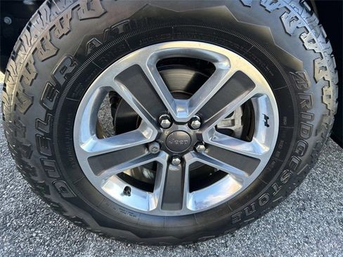 Used 2018 Jeep Wrangler Unlimited Sahara image 9