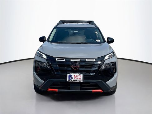 Used 2025 Nissan Rogue SV image 2