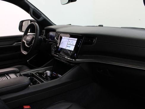 Used 2024 Jeep Wagoneer L Series II image 27