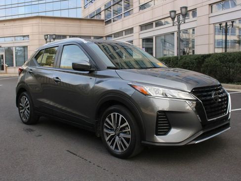 Used 2021 Nissan Kicks SV image 1