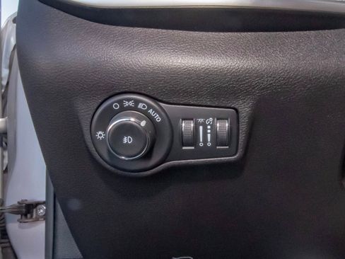 Used 2025 Jeep Compass Latitude image 11