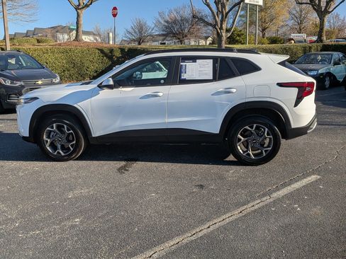 Used 2025 Chevrolet Trax LT w/ LT Convenience Package image 6