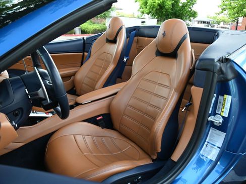Used 2015 Ferrari California T RWD image 40