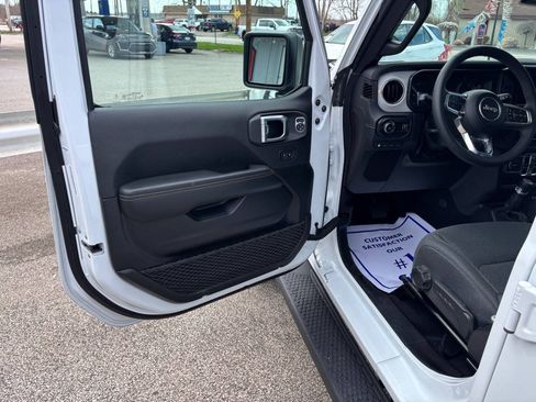 Used 2025 Jeep Wrangler Unlimited Sahara w/ Safety Group AWD/4WD image 9
