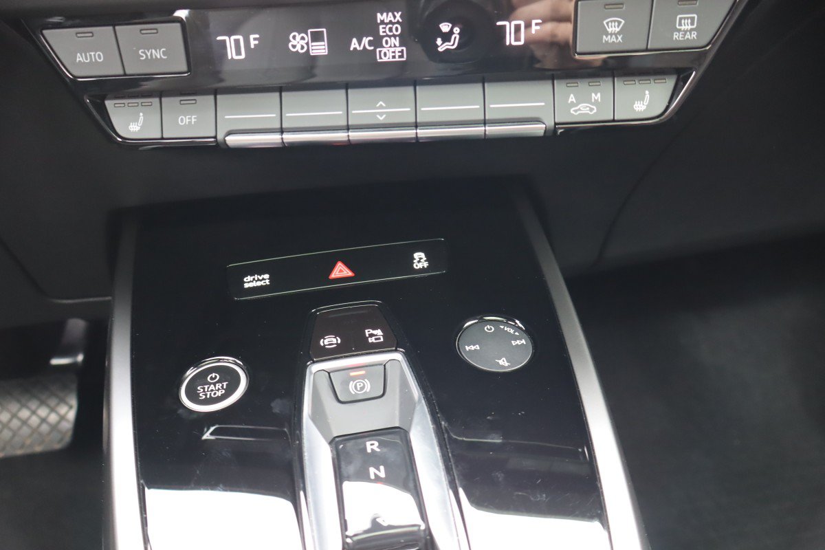Used 2023 Audi Q4 e-tron Prestige AWD/4WD image 17