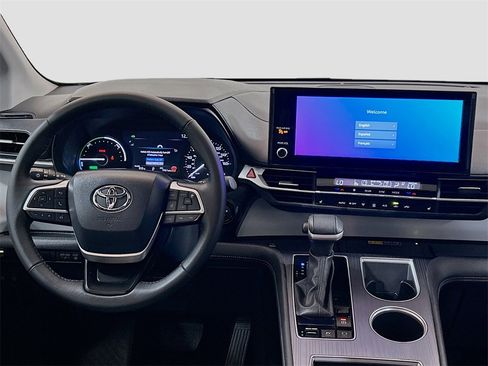 Used 2025 Toyota Sienna XLE image 20