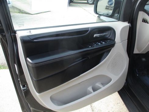 Used 2020 Dodge Grand Caravan SXT image 12