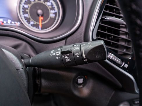 Used 2019 Jeep Cherokee Limited FWD image 27
