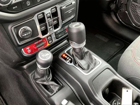 Certified 2025 Jeep Wrangler Unlimited Rubicon image 28