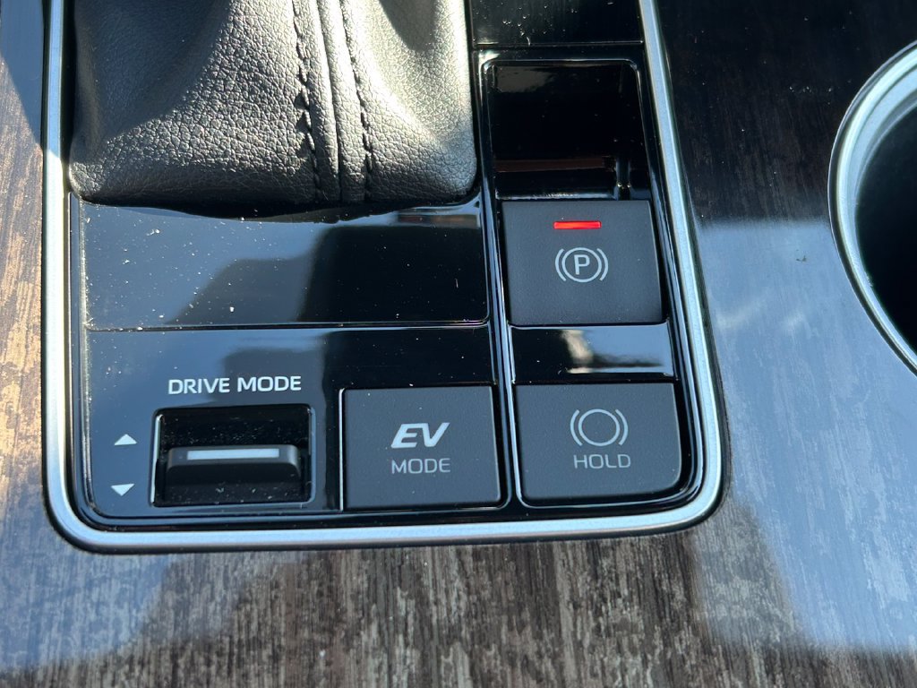 Used 2025 Toyota Sienna Platinum AWD/4WD image 36