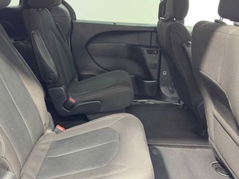 Used 2020 Chrysler Pacifica Touring w/ S Appearance Package FWD image 16