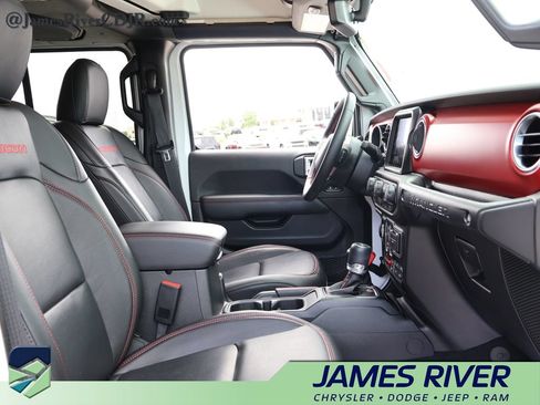 Used 2023 Jeep Wrangler Unlimited Rubicon w/ Cold Weather Group AWD/4WD image 9