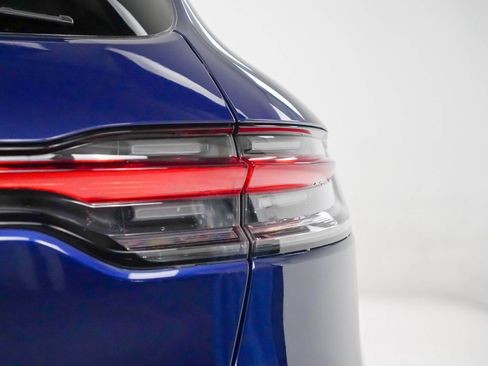 Certified 2022 Porsche Macan image 12