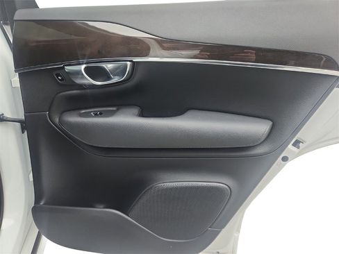 Used 2017 Volvo XC90 T6 Momentum w/ Vision Package image 30