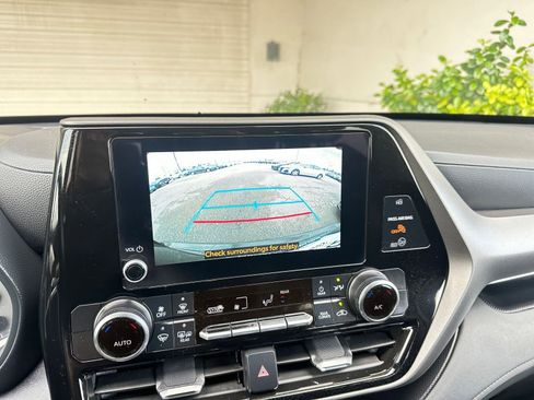 Used 2025 Toyota Highlander LE image 18