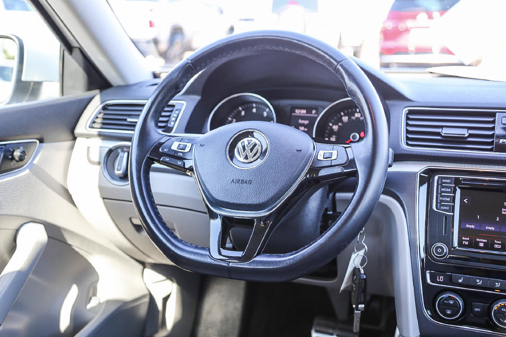 Used 2018 Volkswagen Passat 2.0T R-Line FWD image 29