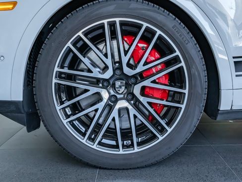 Certified 2025 Porsche Cayenne Turbo AWD/4WD image 11