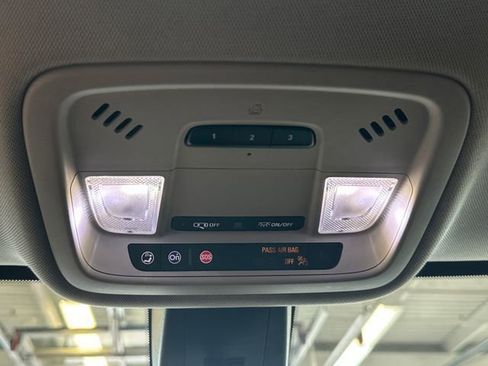 Used 2021 Chevrolet Traverse LT FWD image 38