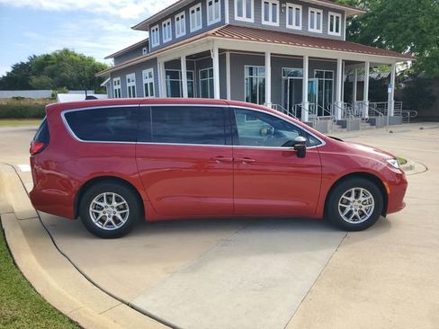 Used 2025 Chrysler Pacifica Select FWD image 9
