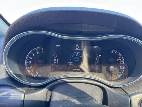 Used 2019 Jeep Grand Cherokee Laredo AWD/4WD image 8