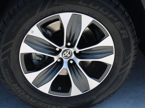 Used 2023 Toyota Highlander XLE FWD image 9